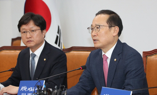 홍영표 민주당 원내대표가 지난달 29일 국회에서 긴급기자간담회를 열고 한국당의 임시국회 소집 요구에 대해  '방탄국회 소집'이라고 비판하고 있다./연합뉴스